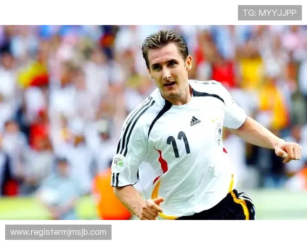 世界杯最佳射手克洛泽的成长历程与职业生涯重要节点