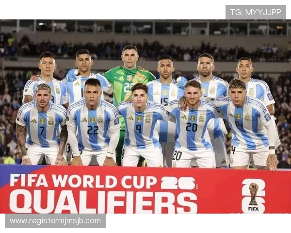 本届世界杯年龄最大的球员是谁，他的经验对球队的战术布局有何影响